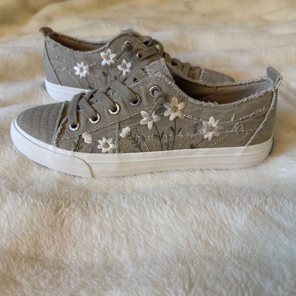 Blowfish Malibu embroidered sneakers women size 9.5 New - Picture 3 of 7